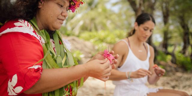 Collier De Fleurs à Moorea © Myles Mcguinness