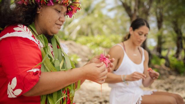 Collier De Fleurs à Moorea © Myles Mcguinness