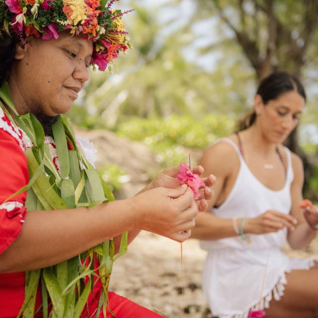 Collier De Fleurs à Moorea © Myles Mcguinness