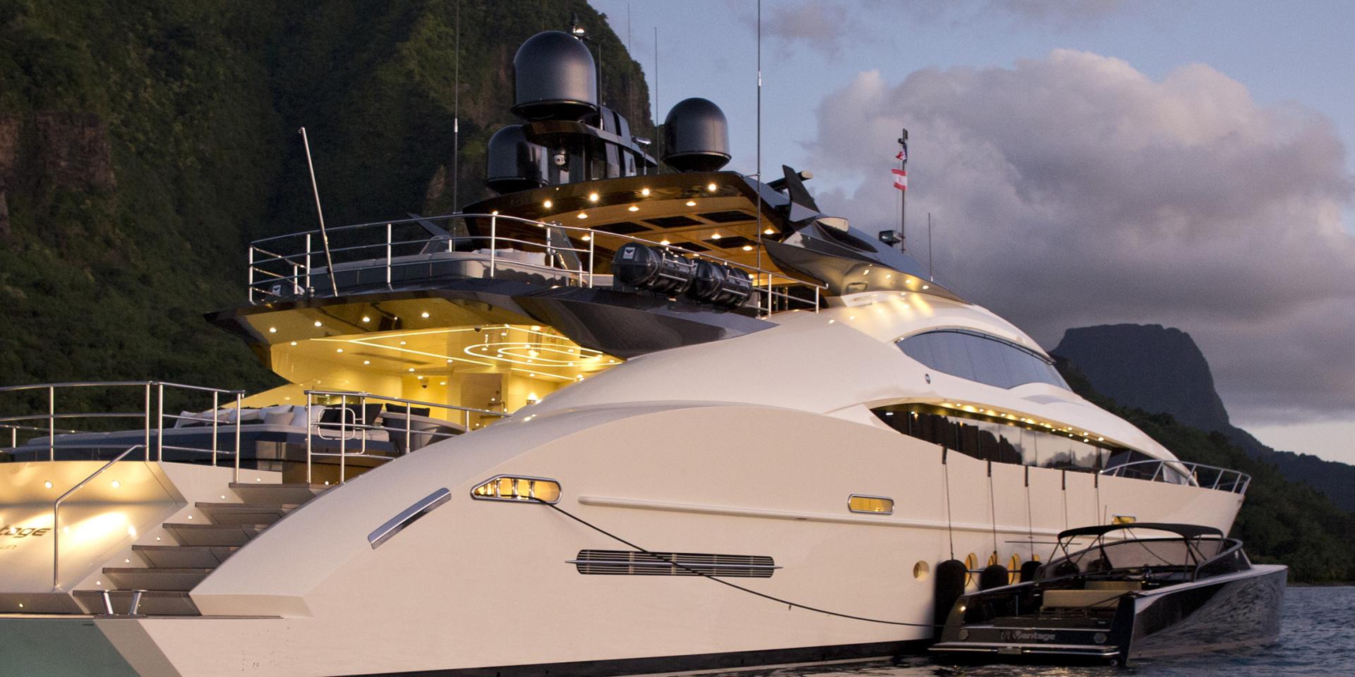 Super Yacht in Moorea Tahiti Tourisme © Grégoire Le Bacon