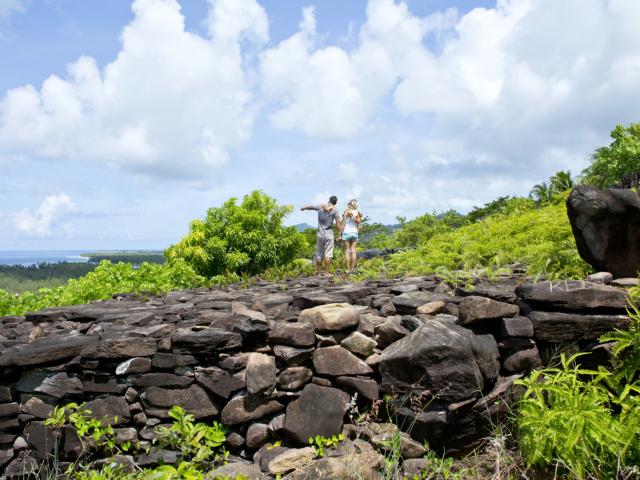 Randonnée à Huahine - Tahiti Tourisme © Grégoire Le Bacon