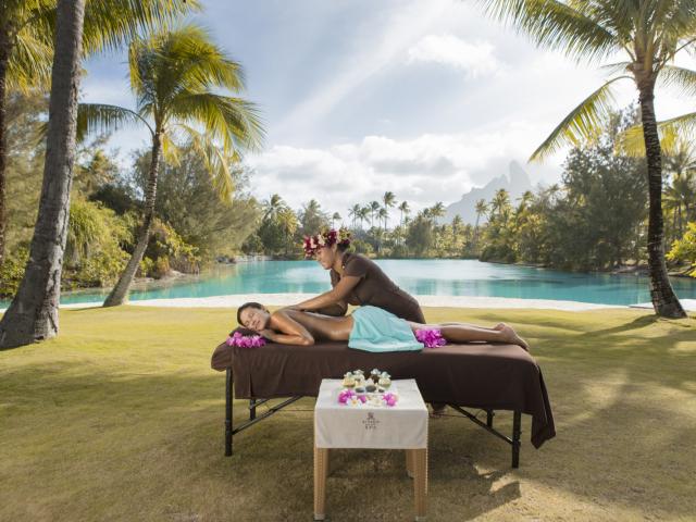 Massage Lagon St Regis Bora - Tahiti Tourisme