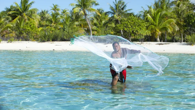 Pêcheur De Tikehau - Tahiti Tourisme © Grégoire Le Bacon