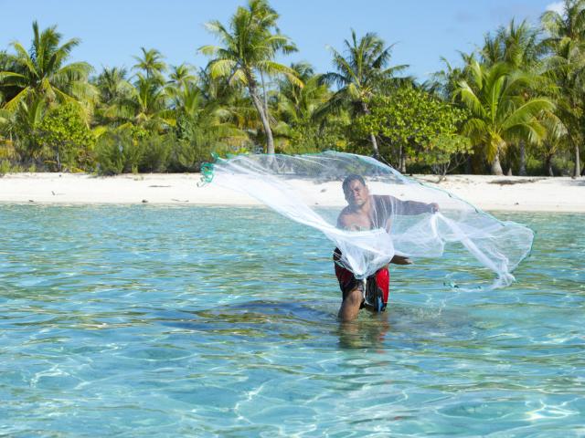 Pêcheur De Tikehau - Tahiti Tourisme © Grégoire Le Bacon