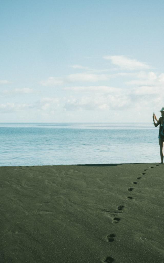 Plage Sable Noir Du Tahara'a - Tahiti Tourisme © Myles Mcguinness