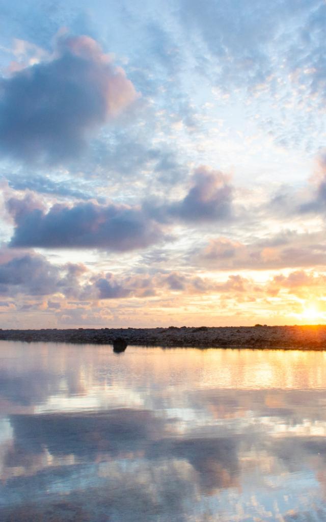 Sunset De Tikehau - Tahiti Tourisme © Teriitua Maoni