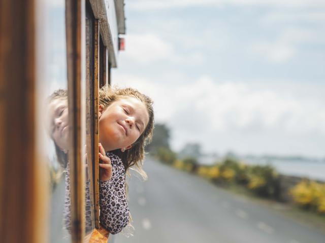 Petite fille à la fenêtre d'un truck